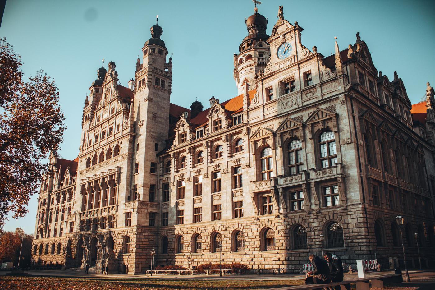 Das Neue Rathaus in Leipzig mit Uhrturm im Abendlicht / Leipzig New Town Hall with its clock tower in evening light